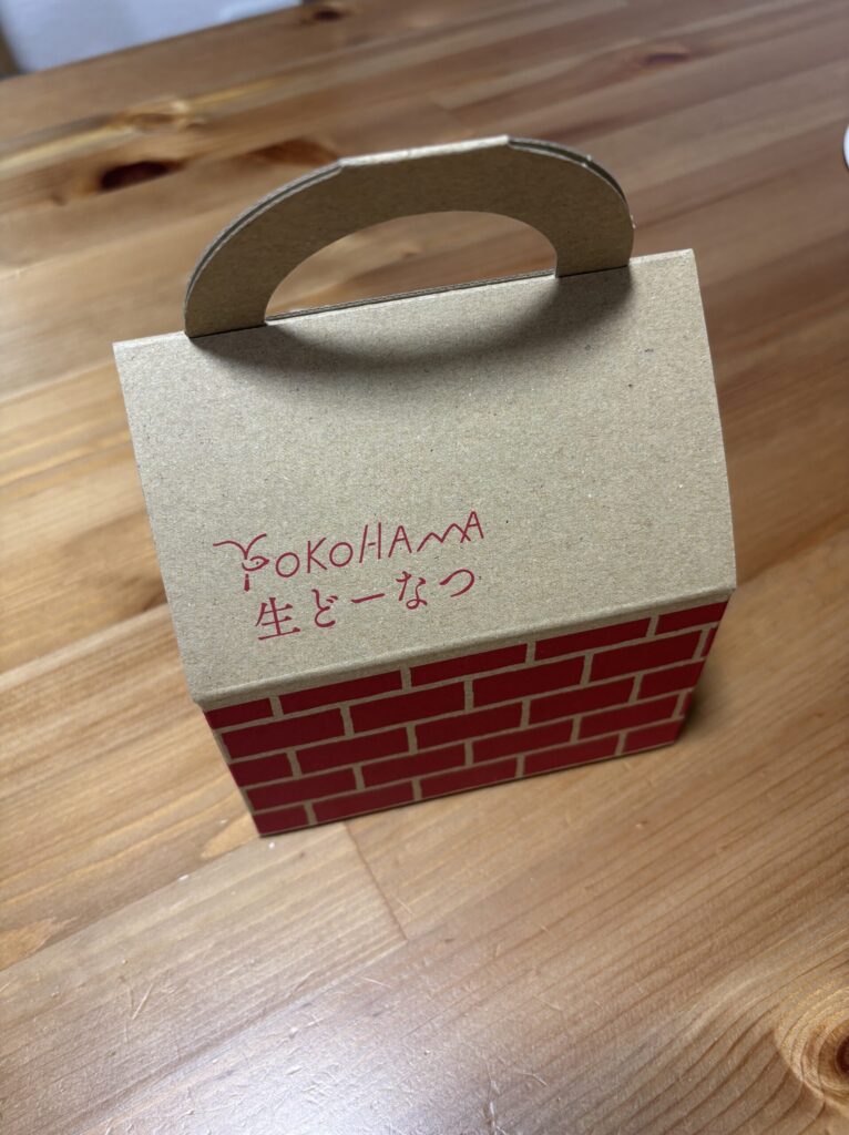 横浜の生ドーナツの箱。おしゃれなので、お土産にも可愛い