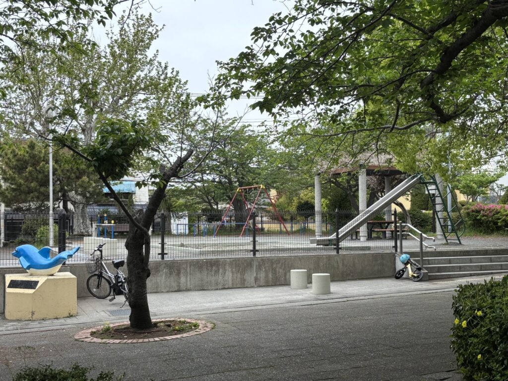 鎌倉、珊瑚礁の近所にある公園。子連れでも待ち時間に遊ぶことができる