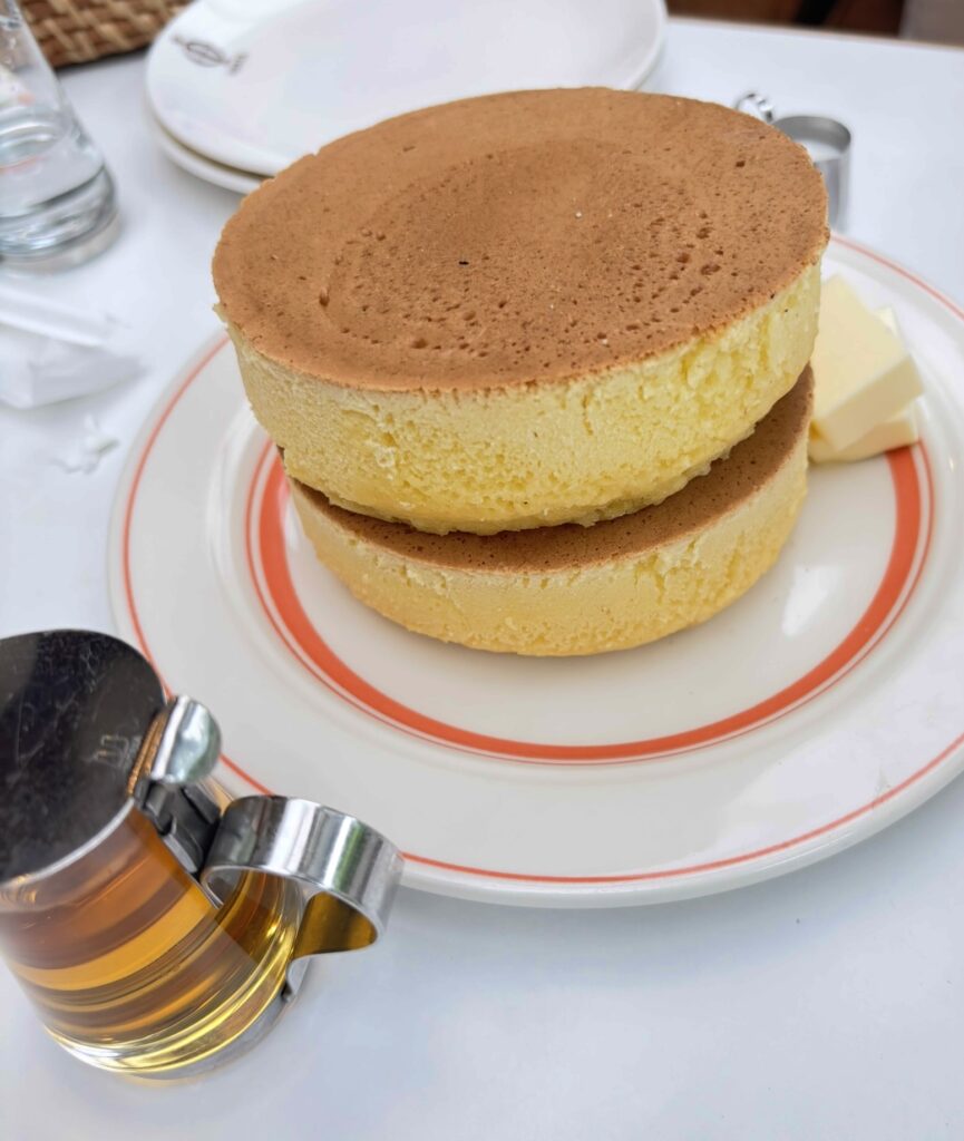 老舗カフェ、イワタコーヒー店の分厚いホットケーキ