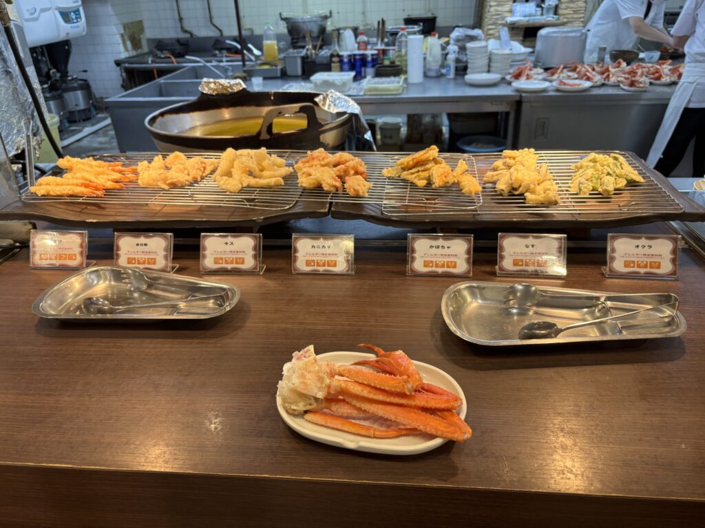 ホテルカターラの夕食バイキングのカニと天ぷら。
