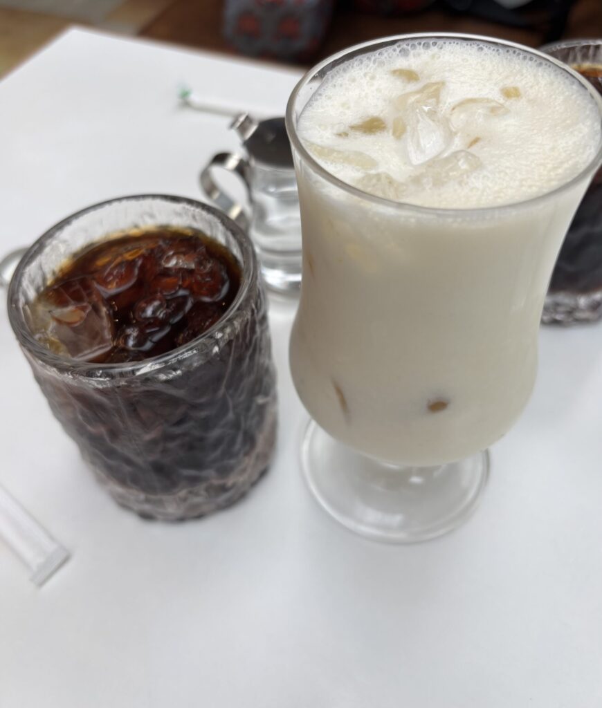 鎌倉のカフェ、バナナジュースとアイスコーヒー