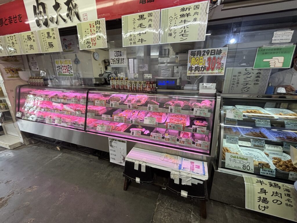 鎌倉の細路地のお肉屋さん