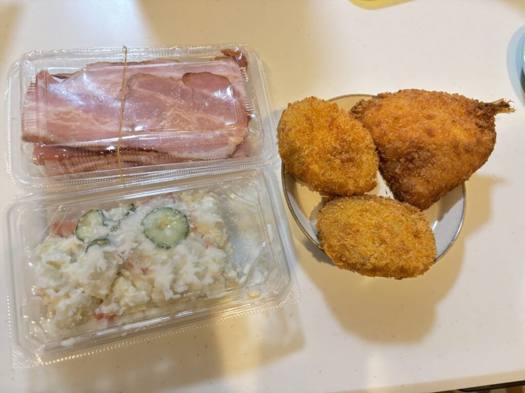 鎌倉のお土産ポテサラと揚げ物とベーコン