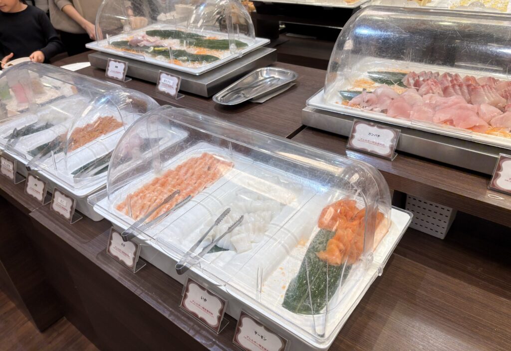 ホテルカターラの夕食バイキングのお刺身。海鮮丼が作れます