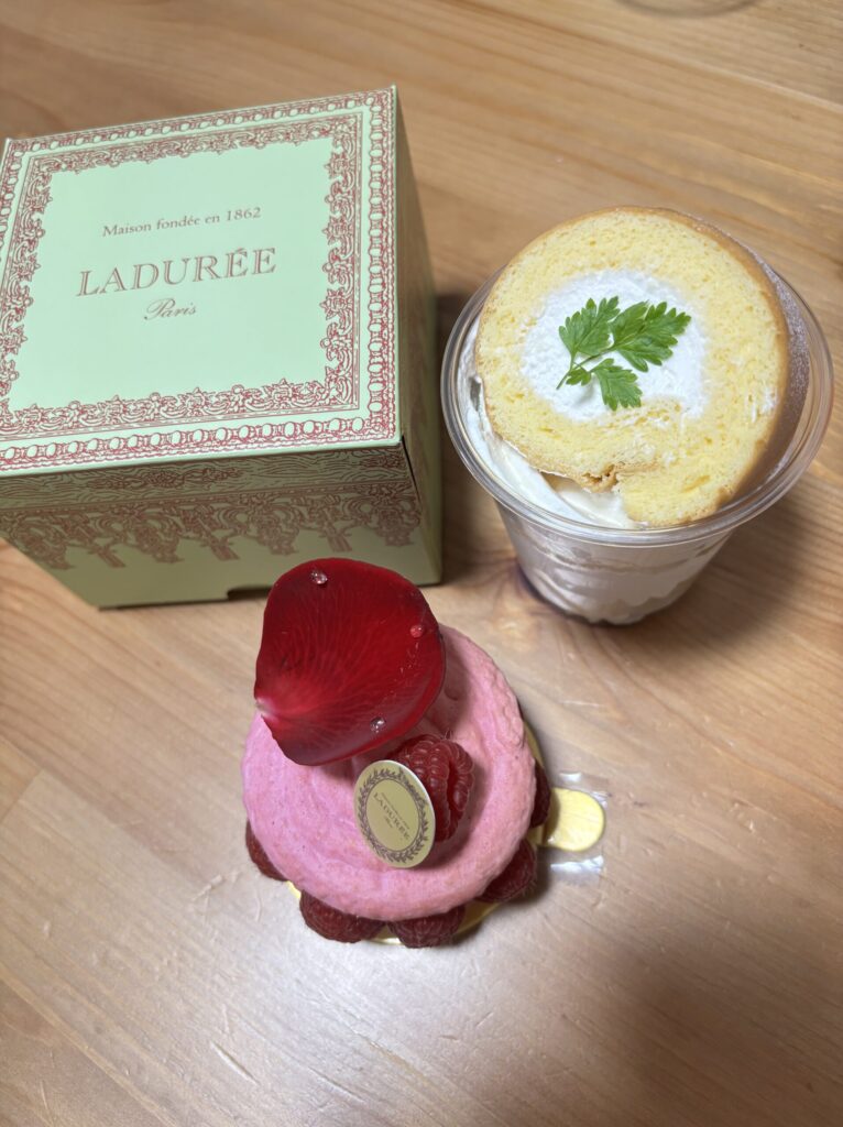 ご褒美ラデュレのケーキと堂島ロールのカップケーキ