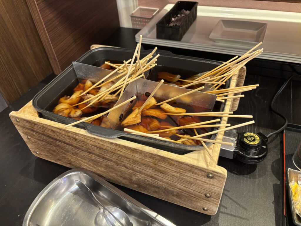 ホテルカターラの夕食バイキングのおでん。この入れ物はテンション上がります