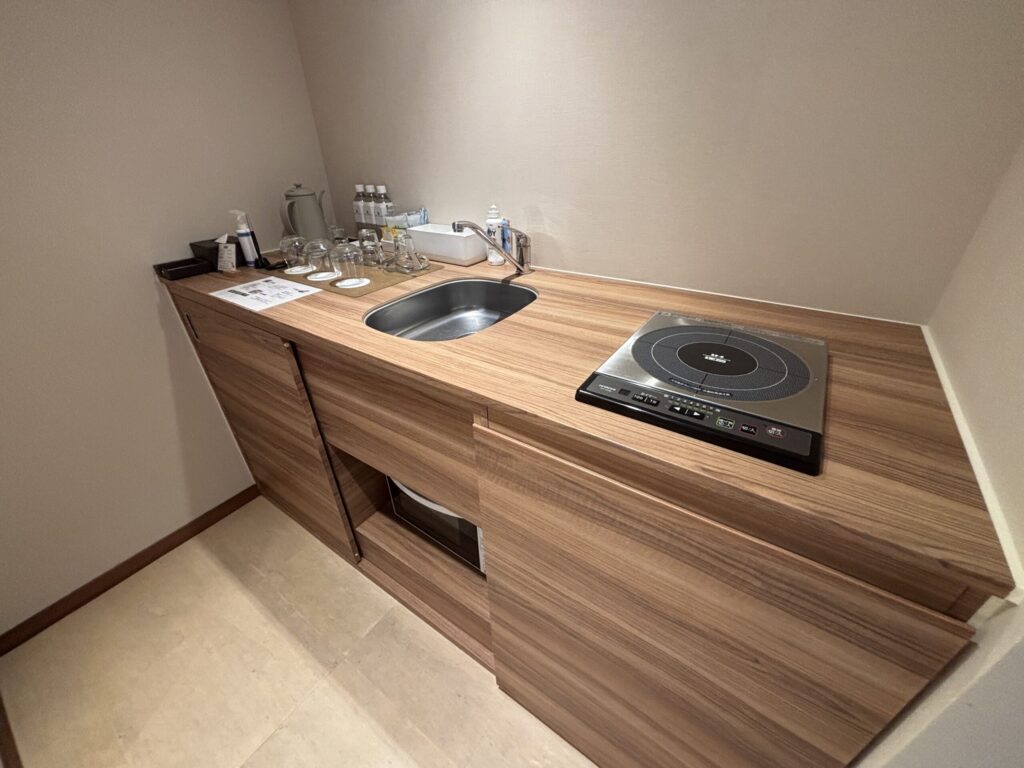 レジーナリゾート鴨川の部屋内にあるキッチン。簡単な料理もできそうです
