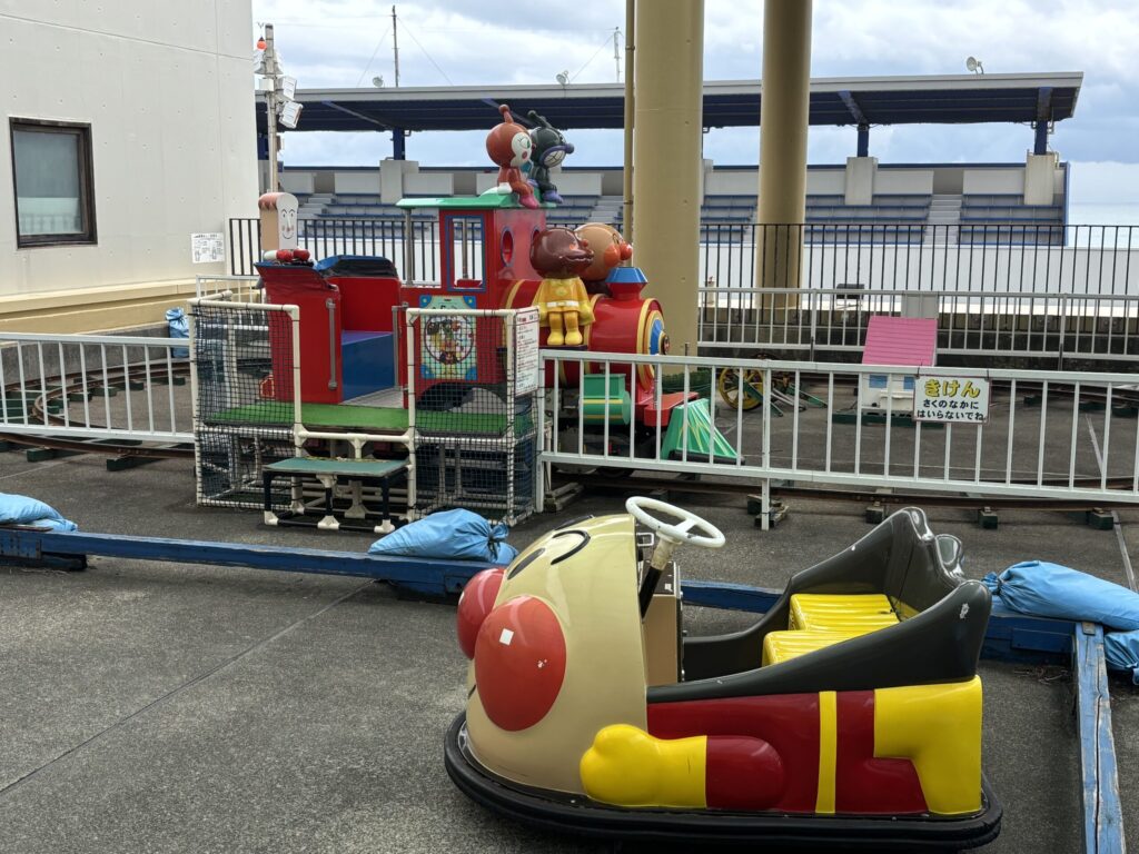 シーワールドのキッズスペース。有料のゲームセンターや列車がある