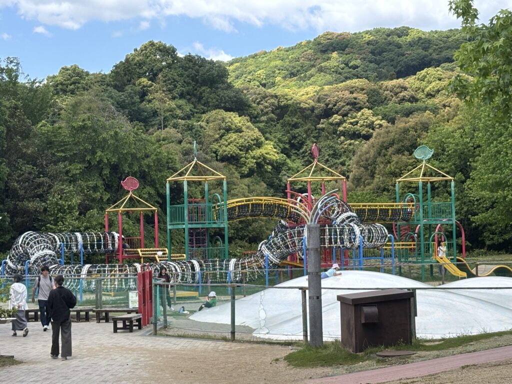 ダイナミックな遊具が多いです。体全体を使って遊べる年齢が上向けの遊具。手前には有料のトランポリン
