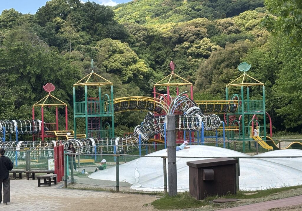 ダイナミックな遊具が多いです。体全体を使って遊べる年齢が上向けの遊具。手前には有料のトランポリン