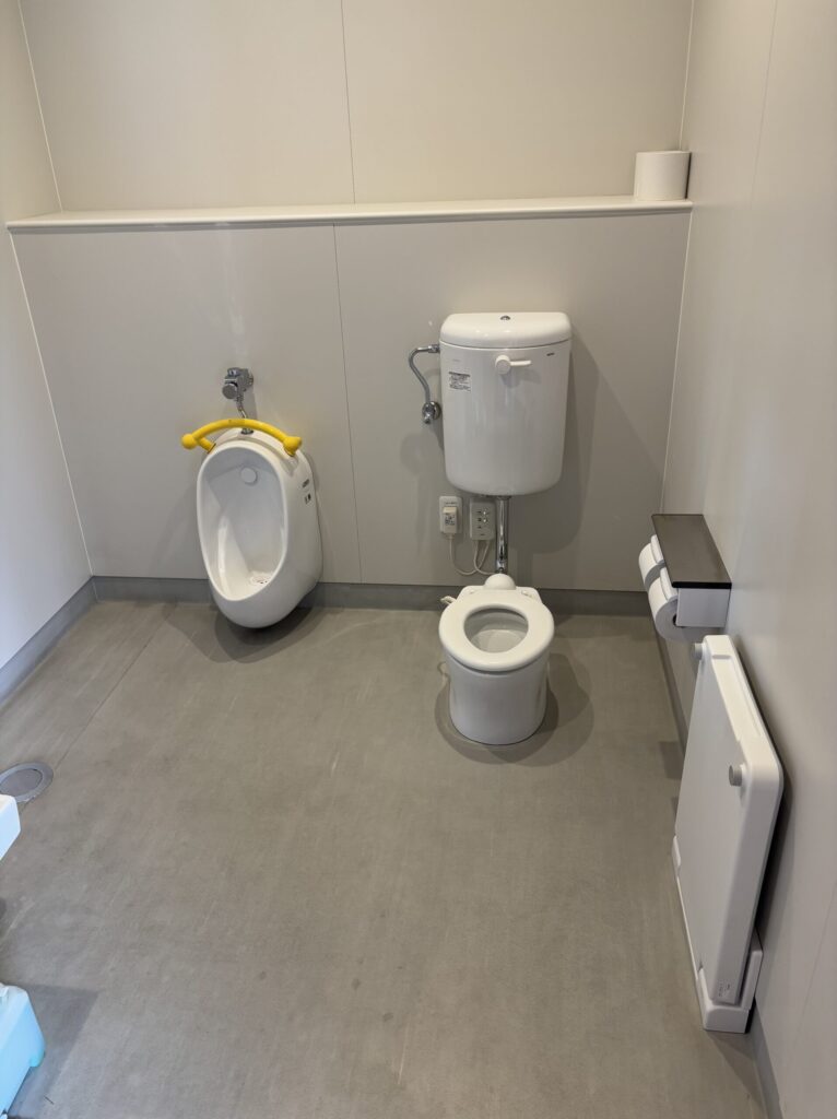 道の駅湘南ちがさきのキッズトイレの中身。子ども用のトイレになっている