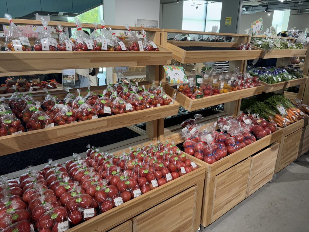 道の駅湘南ちがさきの地元野菜。新鮮なトマトがたくさんあった