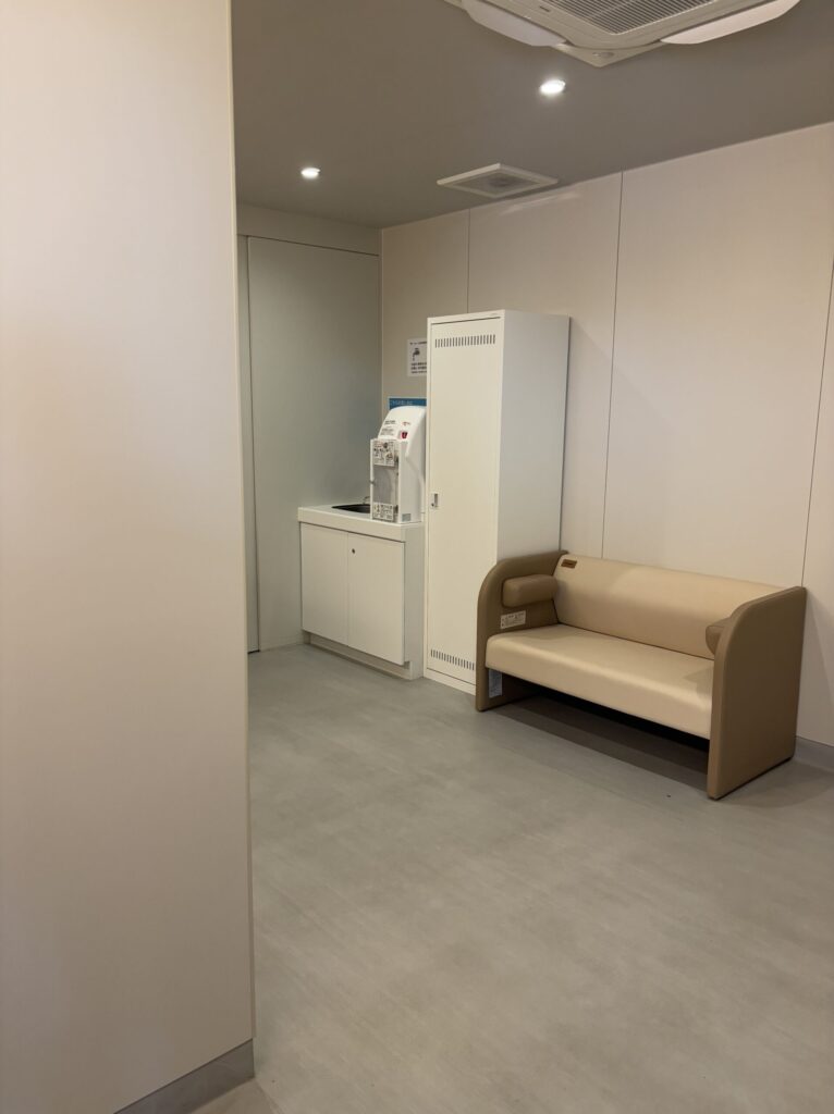 道の駅湘南ちがさきのベビーコーナーの中。調乳も可能。