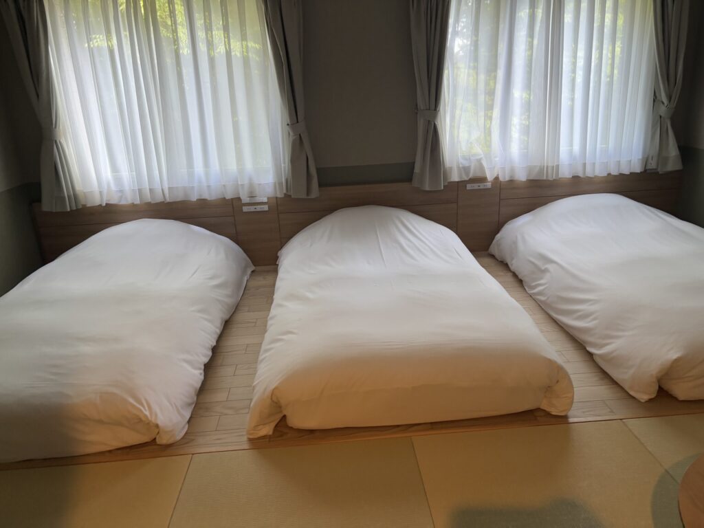 グランレトーレ湯河原の客室ベットは3台ある部屋でした