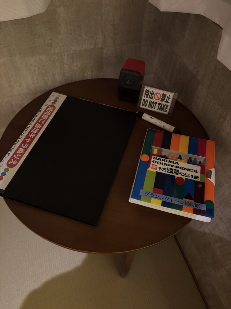 グランレトーレ湯河原の座敷ラウンジのお絵描きコーナー