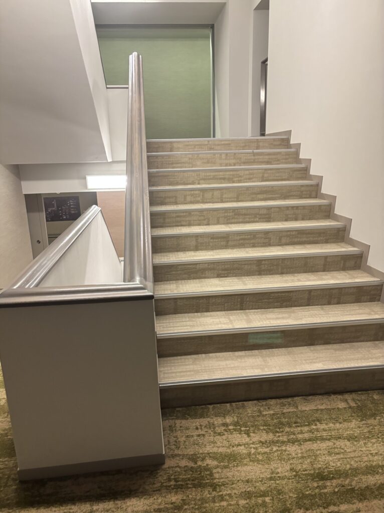 グランレトーレ湯河原の中階段。エレベータを出てからここを上がらないと部屋にいけません
