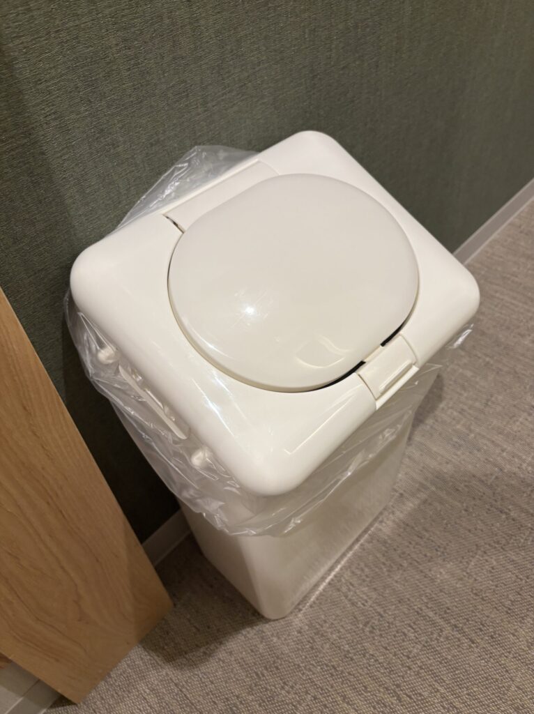グランレトーレ湯河原の客室にあったおむつ用のごみ箱