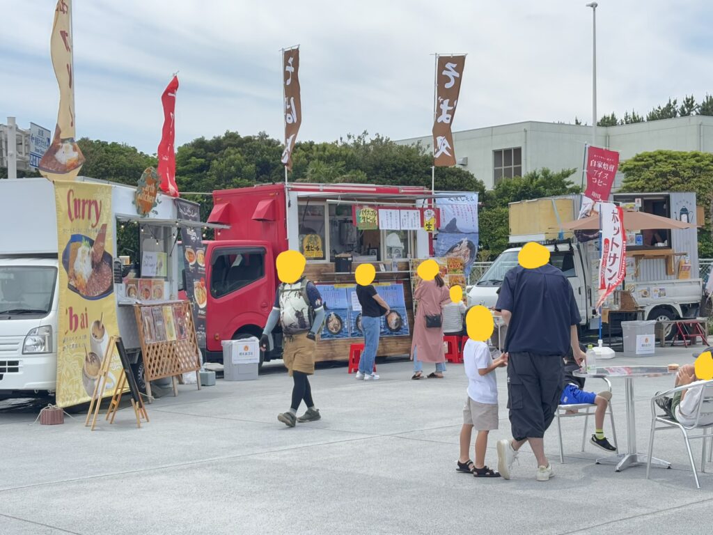 道の駅湘南ちがさきの入口にあるキッチンカー種類が豊富