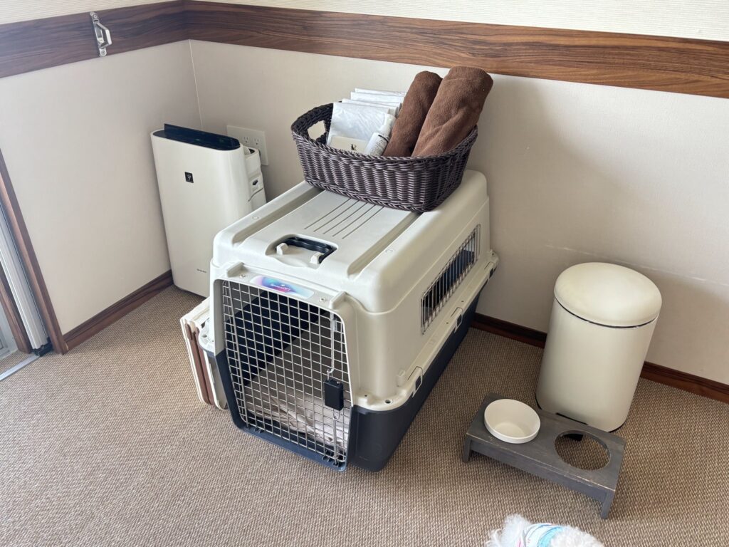 レジーナリゾート鴨川の客室にあるゲージと餌置き場