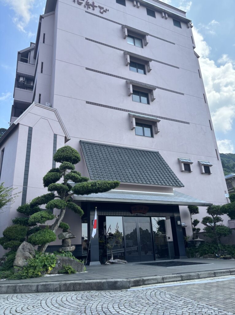 花結びの外観。坂の途中にある