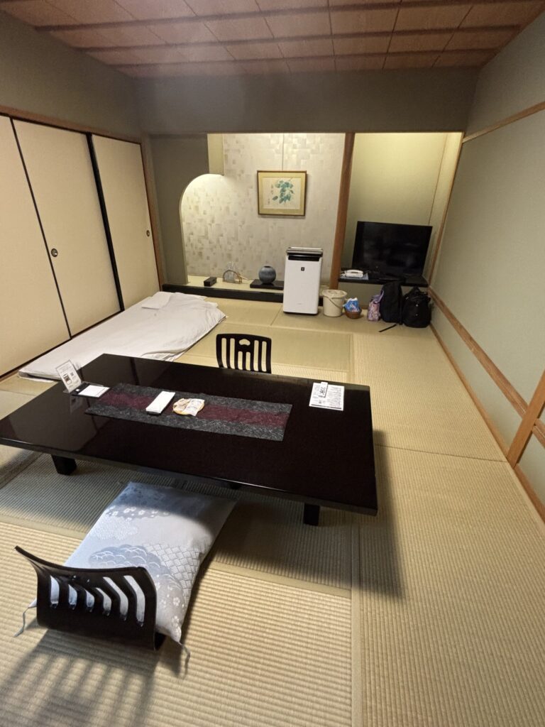 花結びの客室。事前に布団は一組出してくれていた