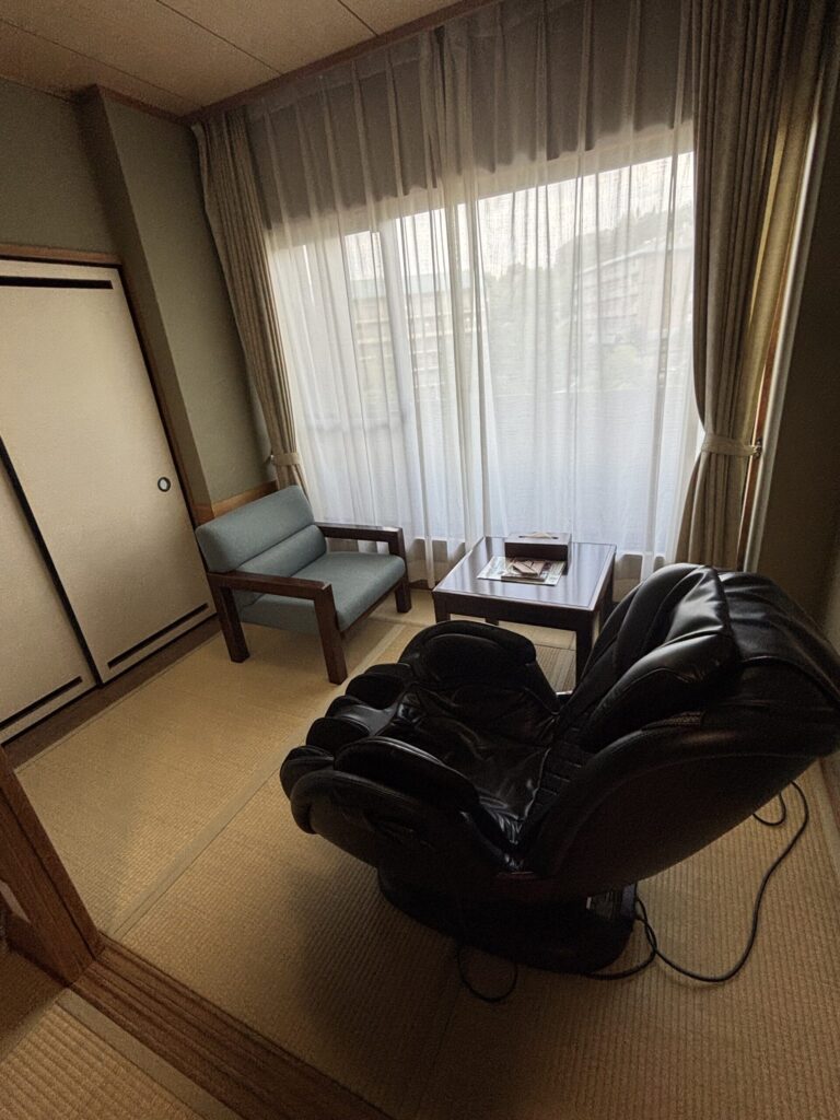 花結びの客室にあるマッサージチェア。一日中好きに使うことができる