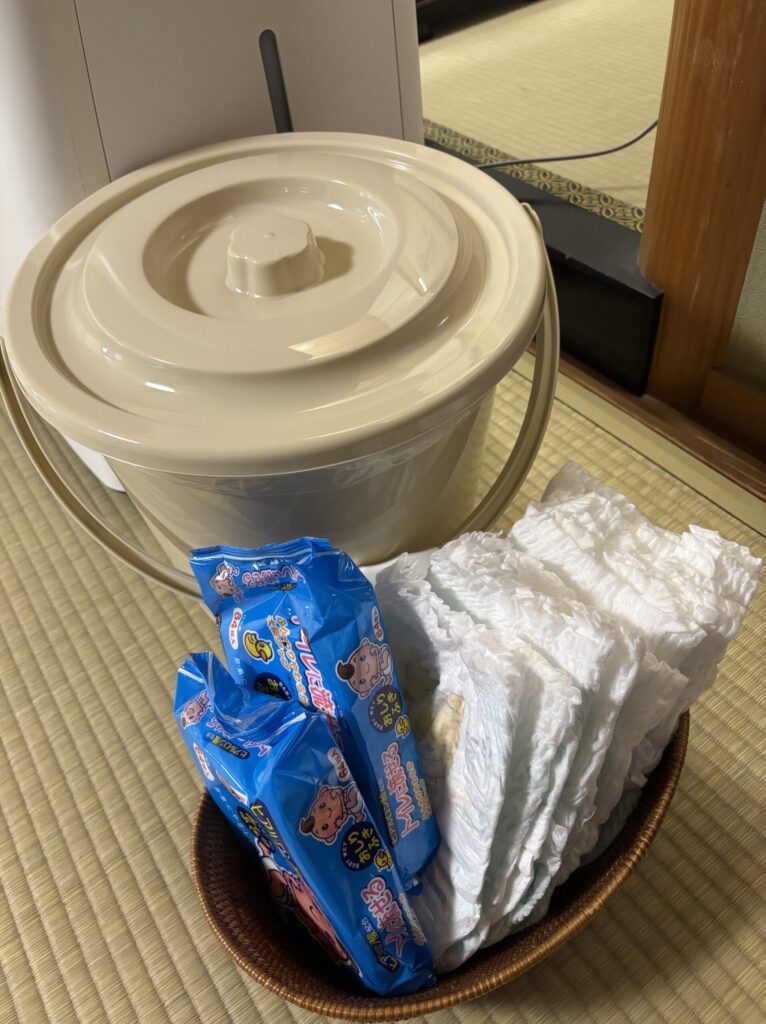 花結びのプランのおむつ替え放題特典のおむつとおしりふきとバケツ