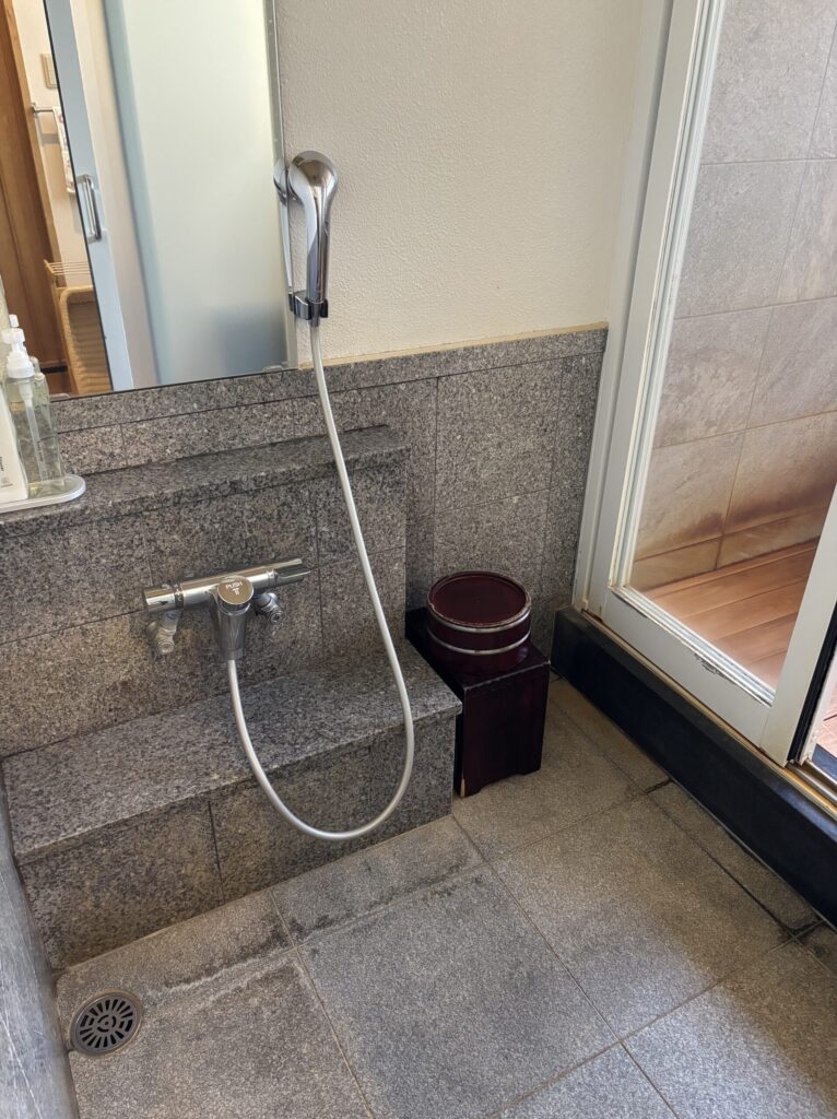 花結びの客室にある客室露天のシャワー。洗い場と露天が分かれている。