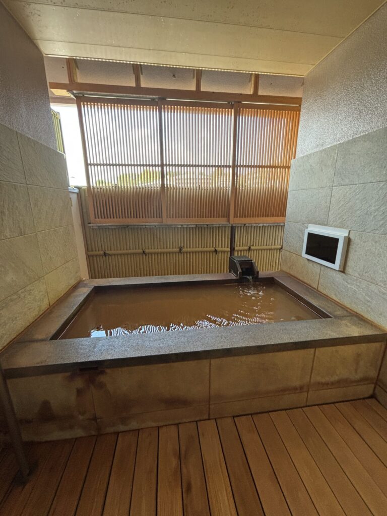 花結びの客室にある客室露天。落ち着いた雰囲気。