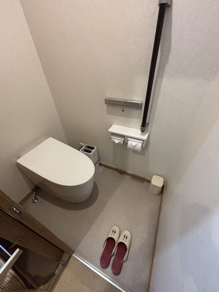 花結びの客室にあるトイレ。補助便座等はない