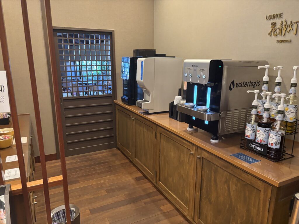 花結びのフロントにあるフリードリンク。手前のシロップでジュースが作れる