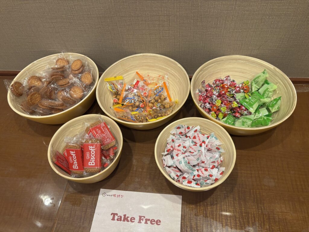 花結びのお菓子。時間帯で自由に食べることができる