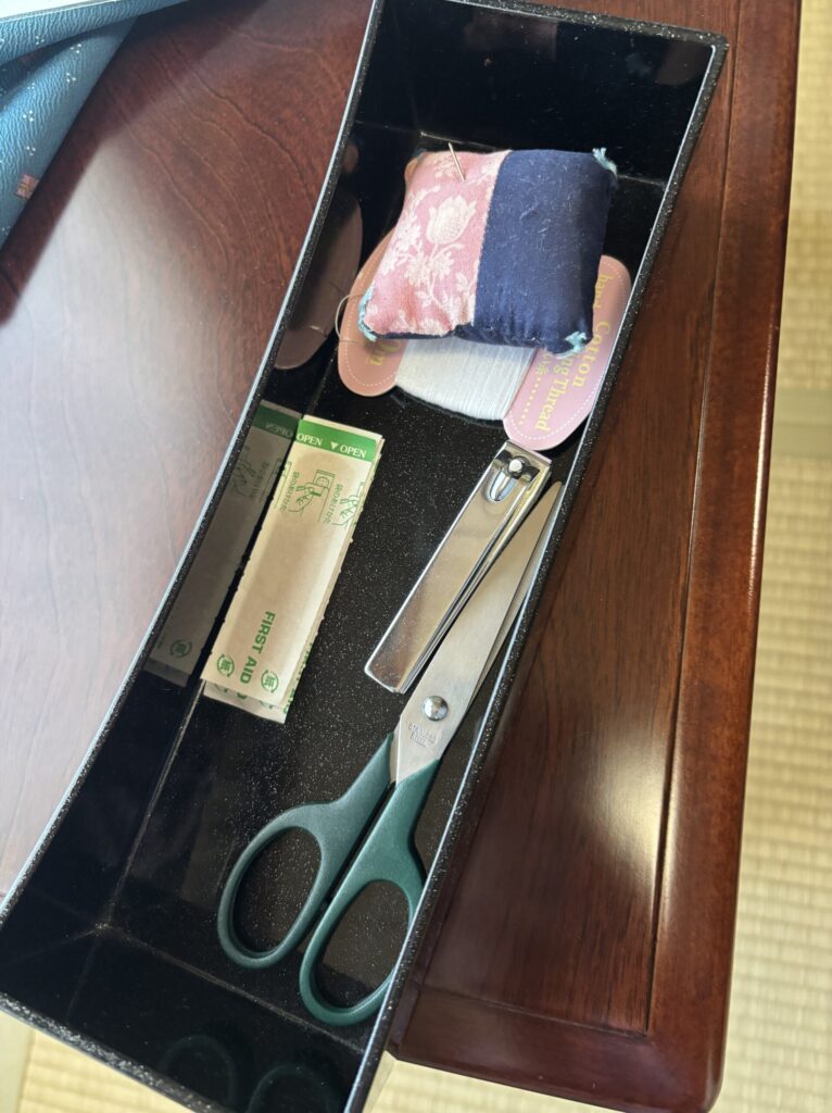 花結びの客室にある裁縫道具や爪切り。部屋の中に蓋をした状態であるので注意が必要