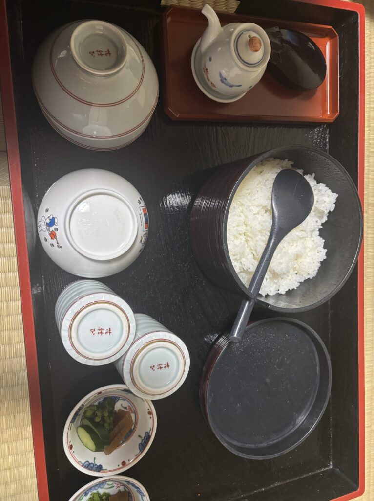 花結びの食事に付くご飯。丁度いい量だった