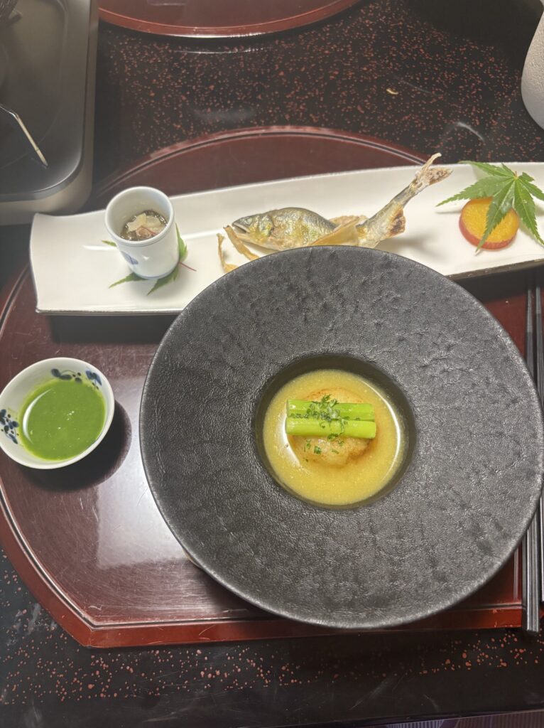 花結びの夕飯。手前にあるじゃがいものポタージュが美味しくて子どもも気に入ってた