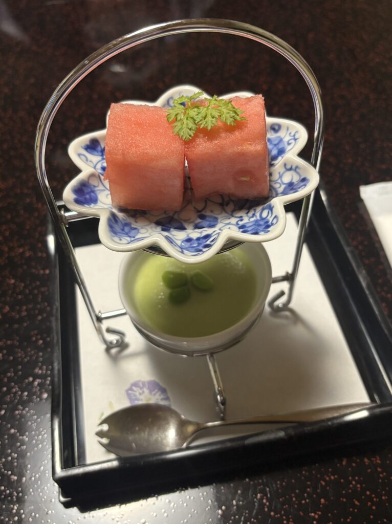 花結びの夕食に出てくるデザート。スイカと枝豆プリン。