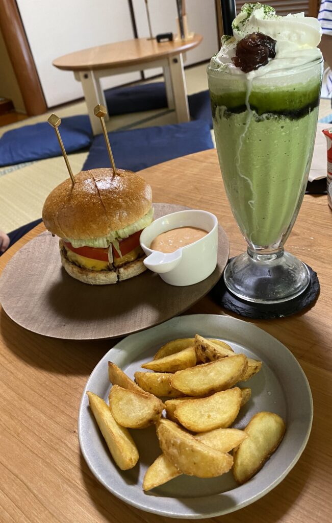 BOX BURGER 箱根湯本店ハンバーガー、シェイク