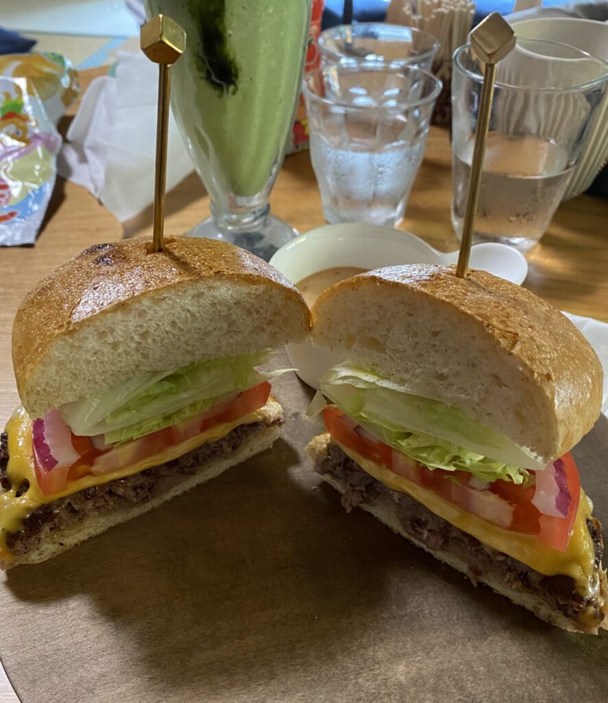 BOX BURGER 箱根湯本店　カットしてもらった