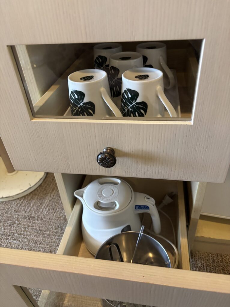 モノリスタワー客室のポットとカップ