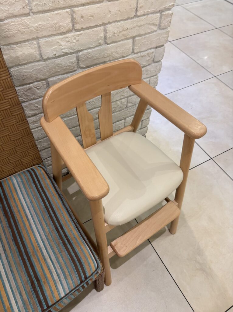 モノリスタワーの子ども用いす