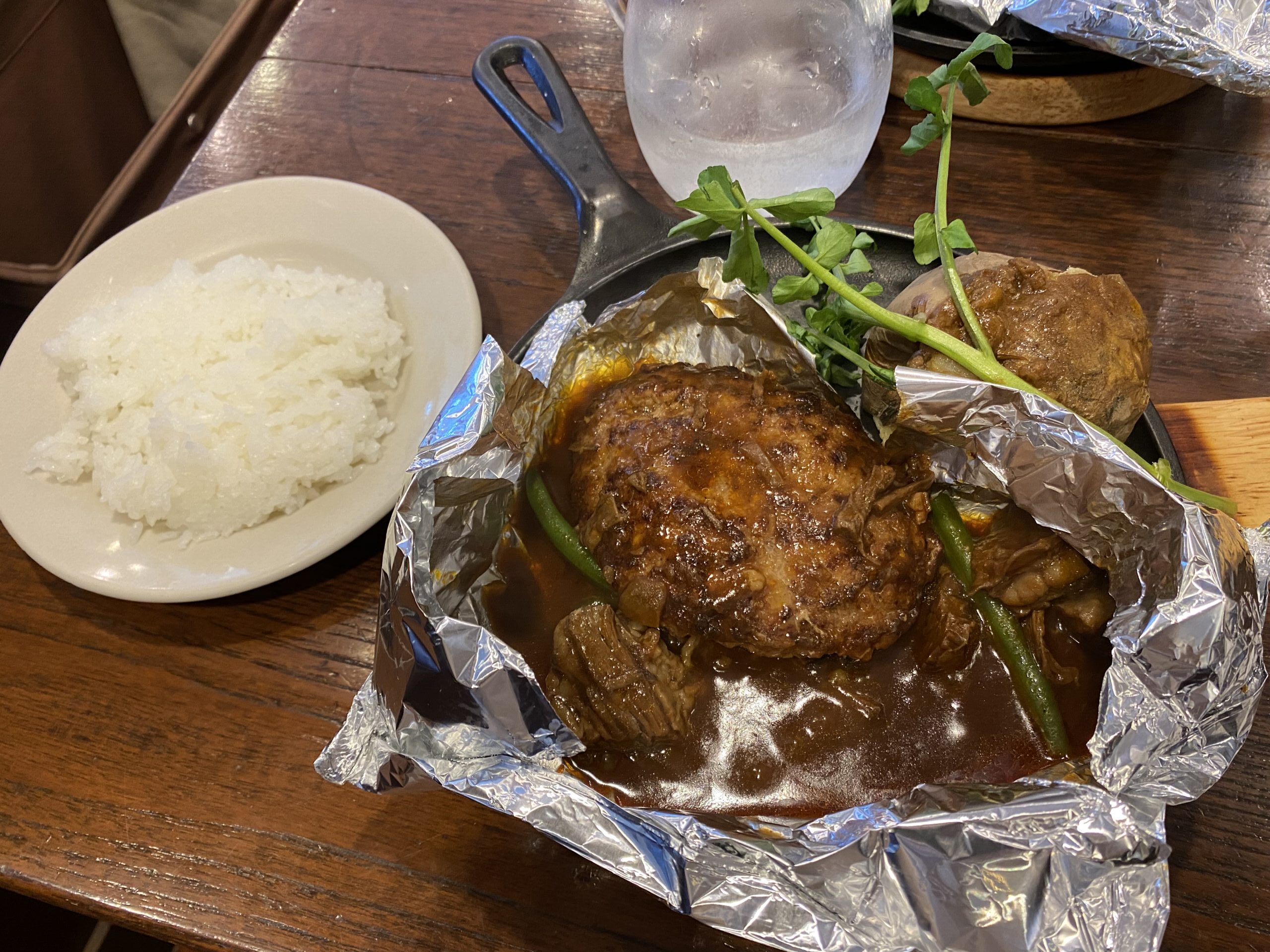 つばめグリルの大きいご褒美ハンバーグ大きなじゃがいもがほくほくで絶品