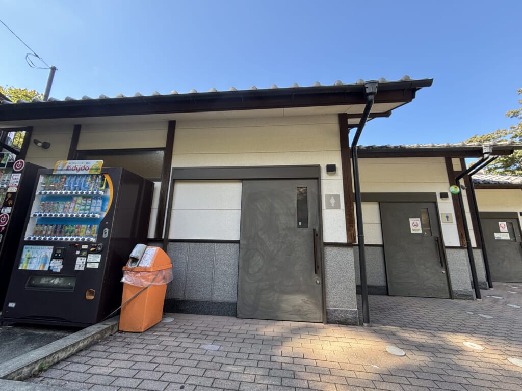365段の石段街の公衆トイレ